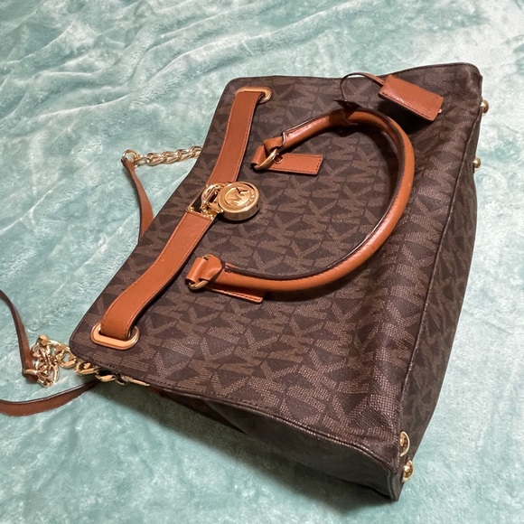 Chic and professional Michael Kors purse 👜 - Picture 2 of 4